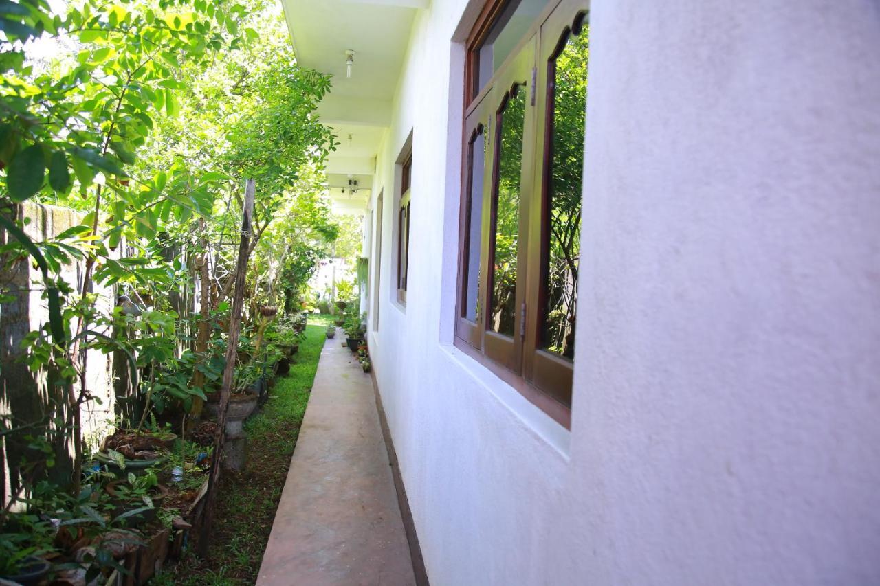 Weerakoon Garden Guest Hotel Hikkaduwa Exterior photo